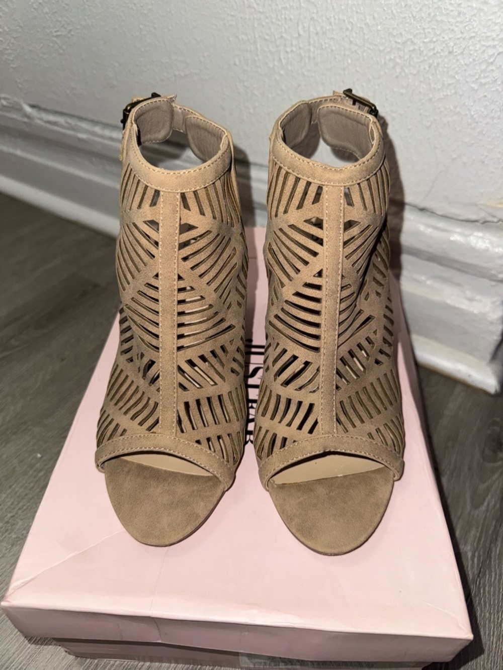 Taupe Laser Cut Peep Toe Block Heel Sandals Womens Size 6.5 Boho - Picture 2 of 7